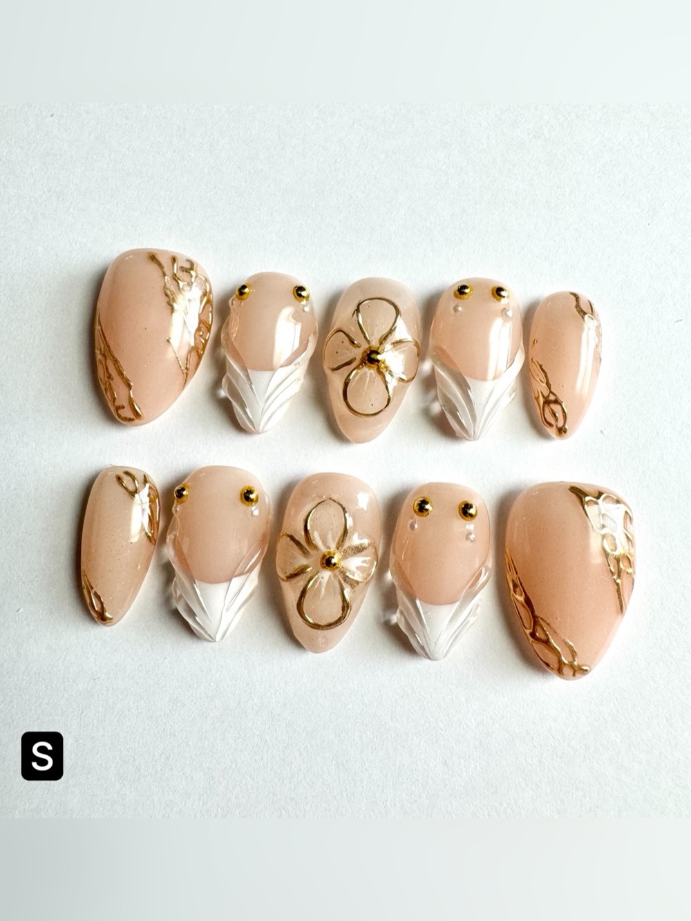 Gaku Nails White and Gold Floral Press-On Nails